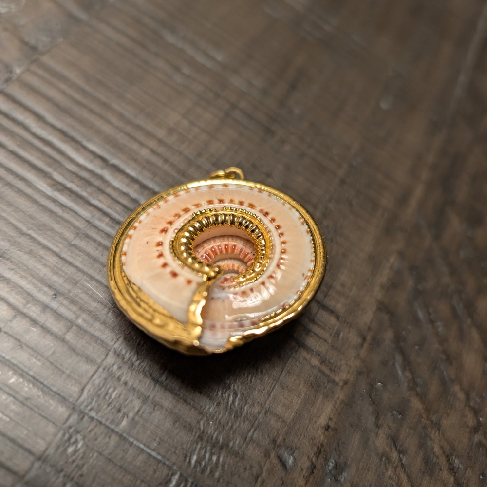 Vintage Gold Tone and Cream/Brown Seashell Pendant - Picture 2 of 4